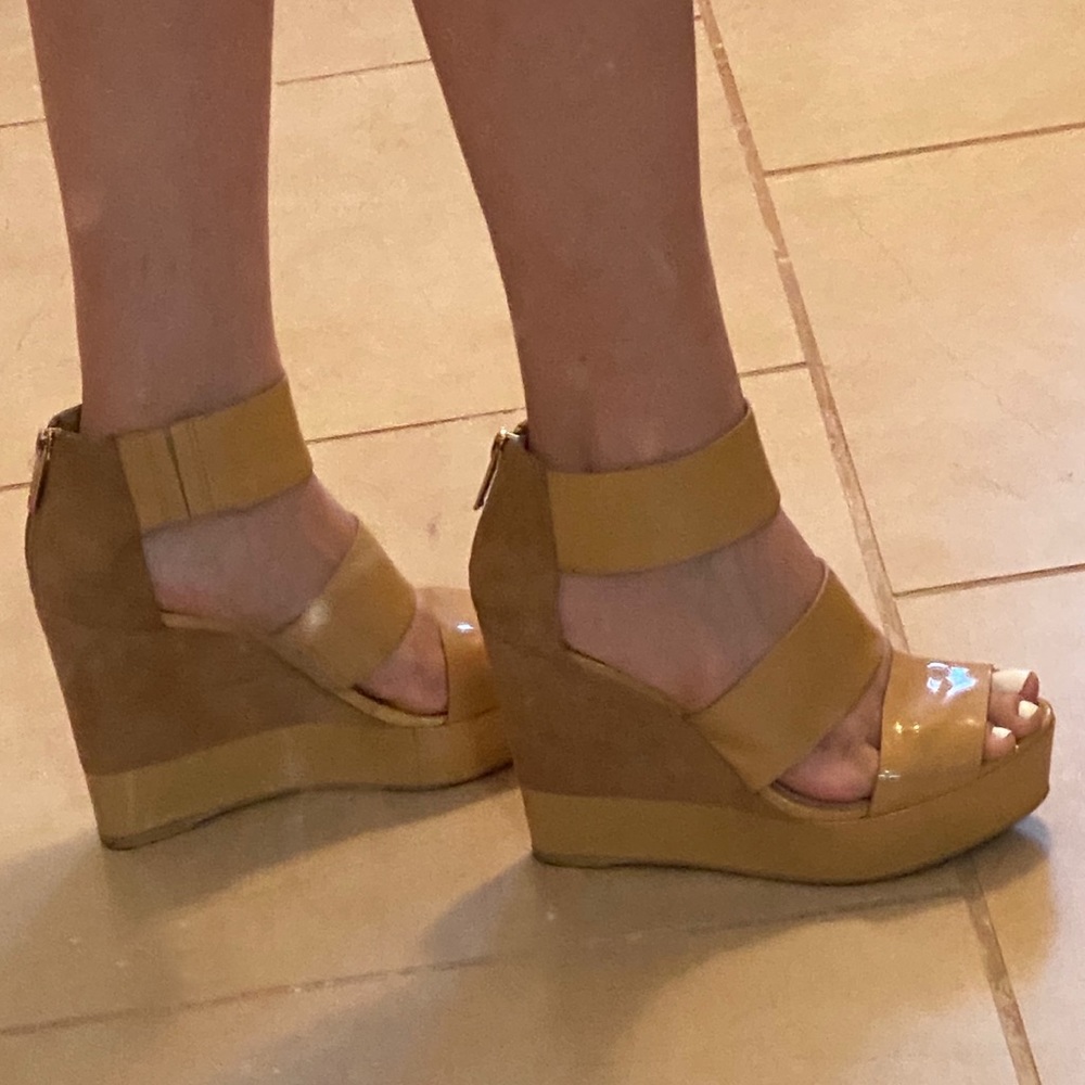 MICHAEL KORS WEDGES PATENT AND SUEDE